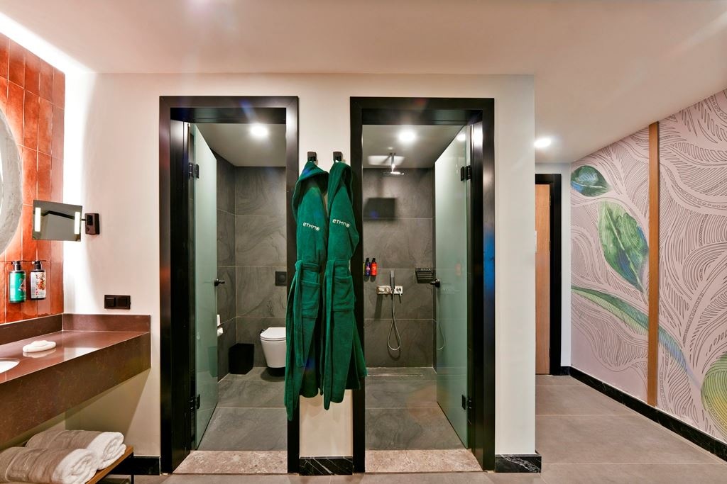 rooms-deluxe-swim-up-forest-view