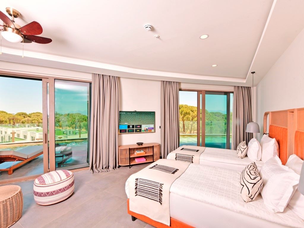 rooms-corner-swim-up-suite-forest-view