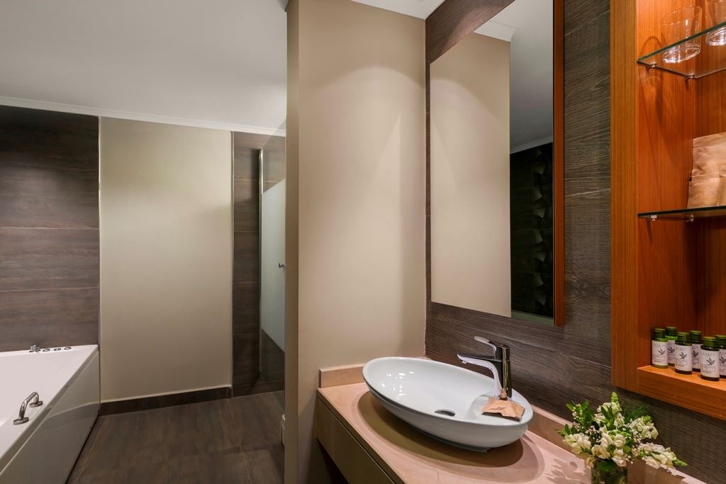 rooms-junior-suite-side-sea-view