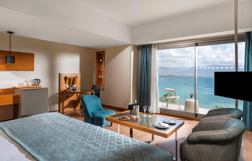 rooms-deluxe-suite-sea-view