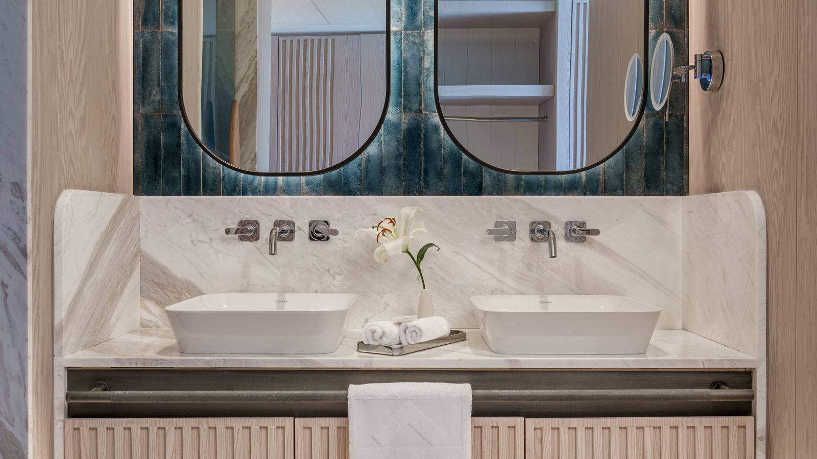 rooms-swiss-advantage-king--twin-city-view