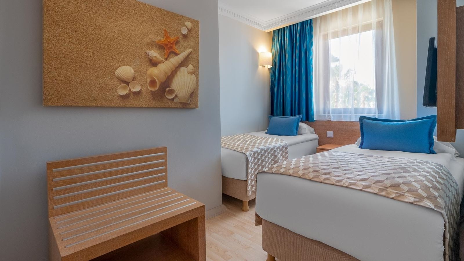 rooms-family-room-pool-view