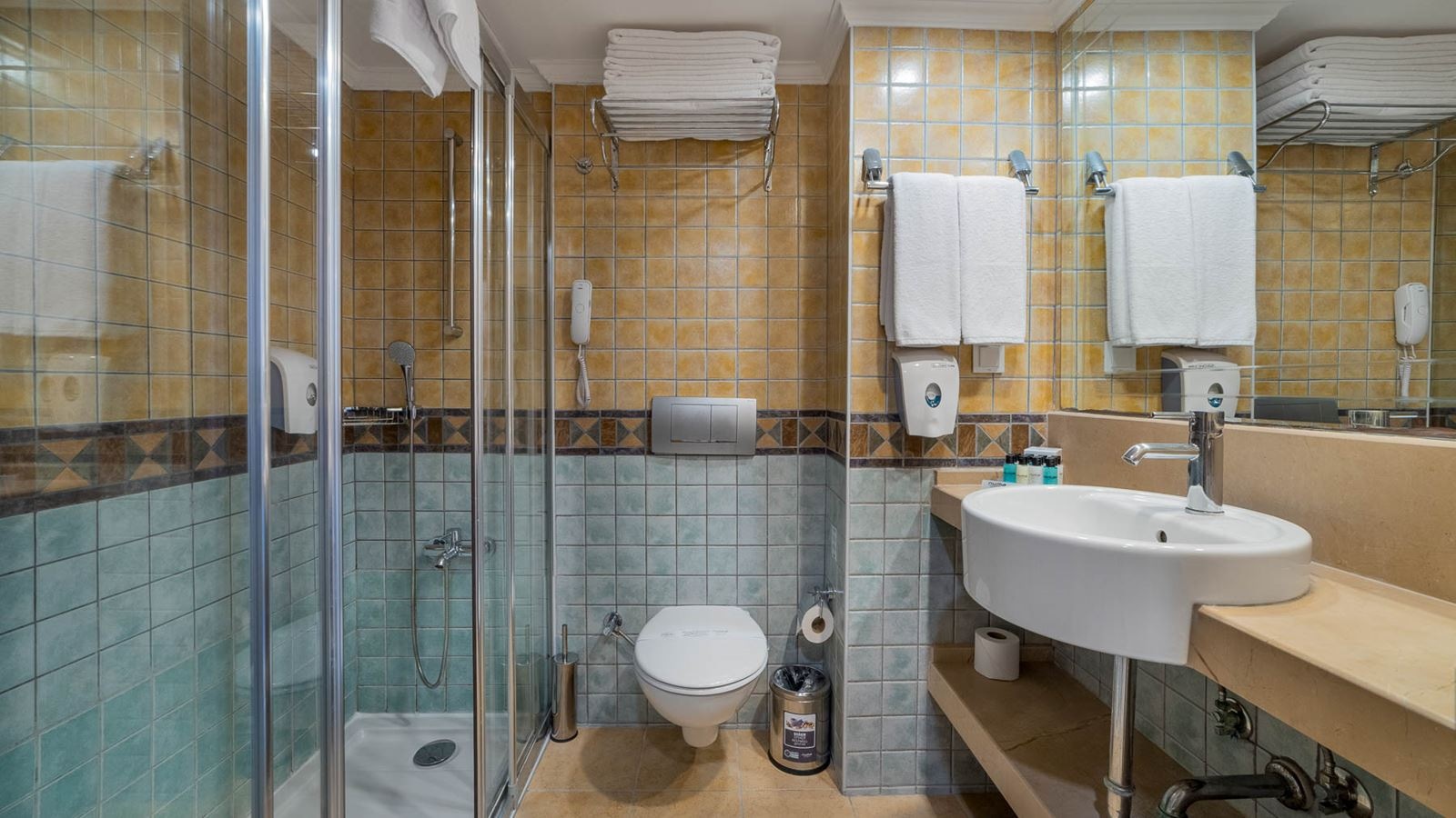 rooms-family-room-land-view