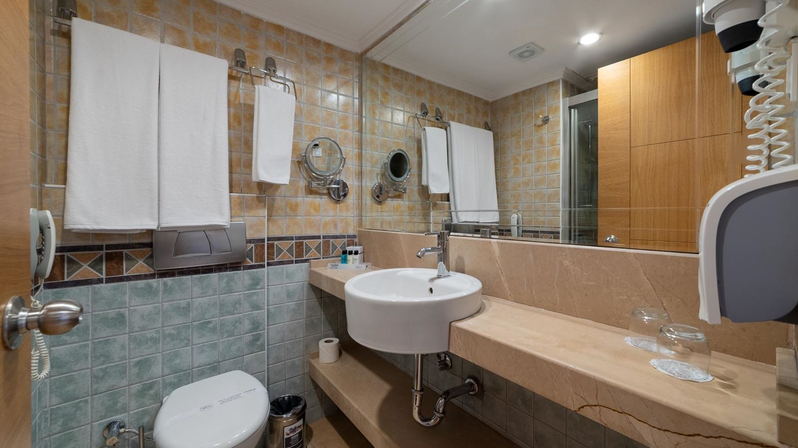 rooms-standard-room--land-view