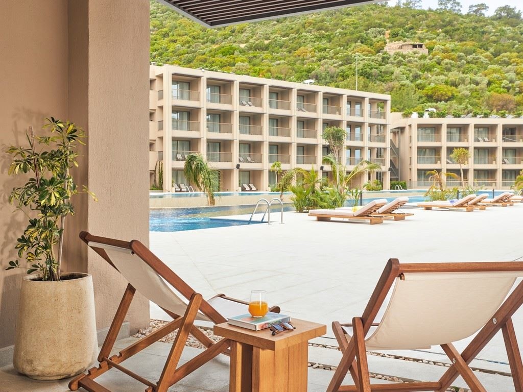 rooms-all-access-with-pool-view