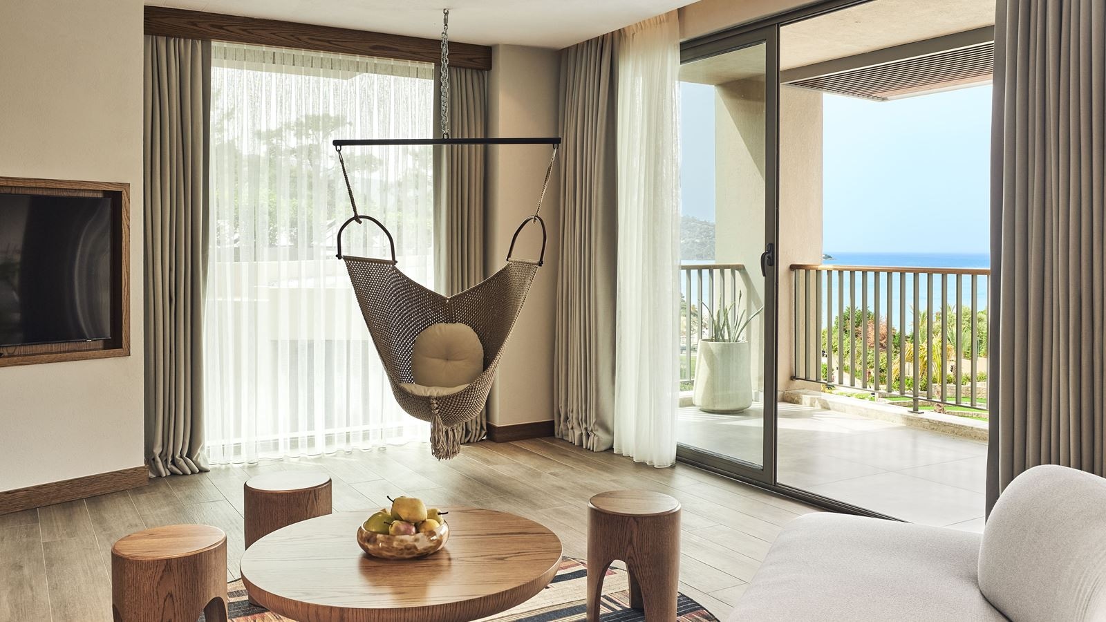 rooms-platinum-suite-poolview