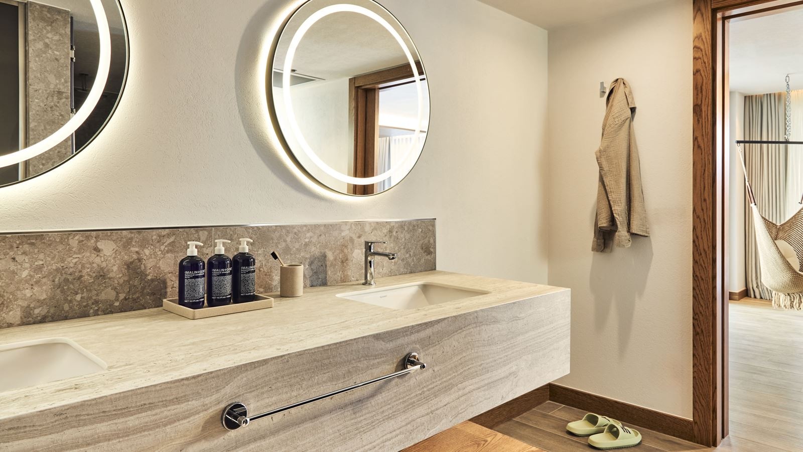 rooms-platinum-suite-poolview