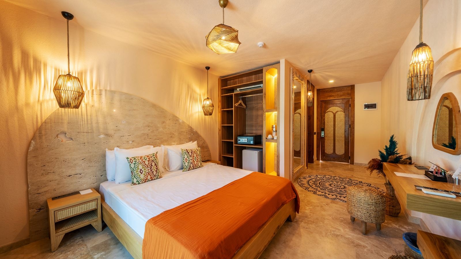 rooms-deluxe-room-with-partial-sea-view