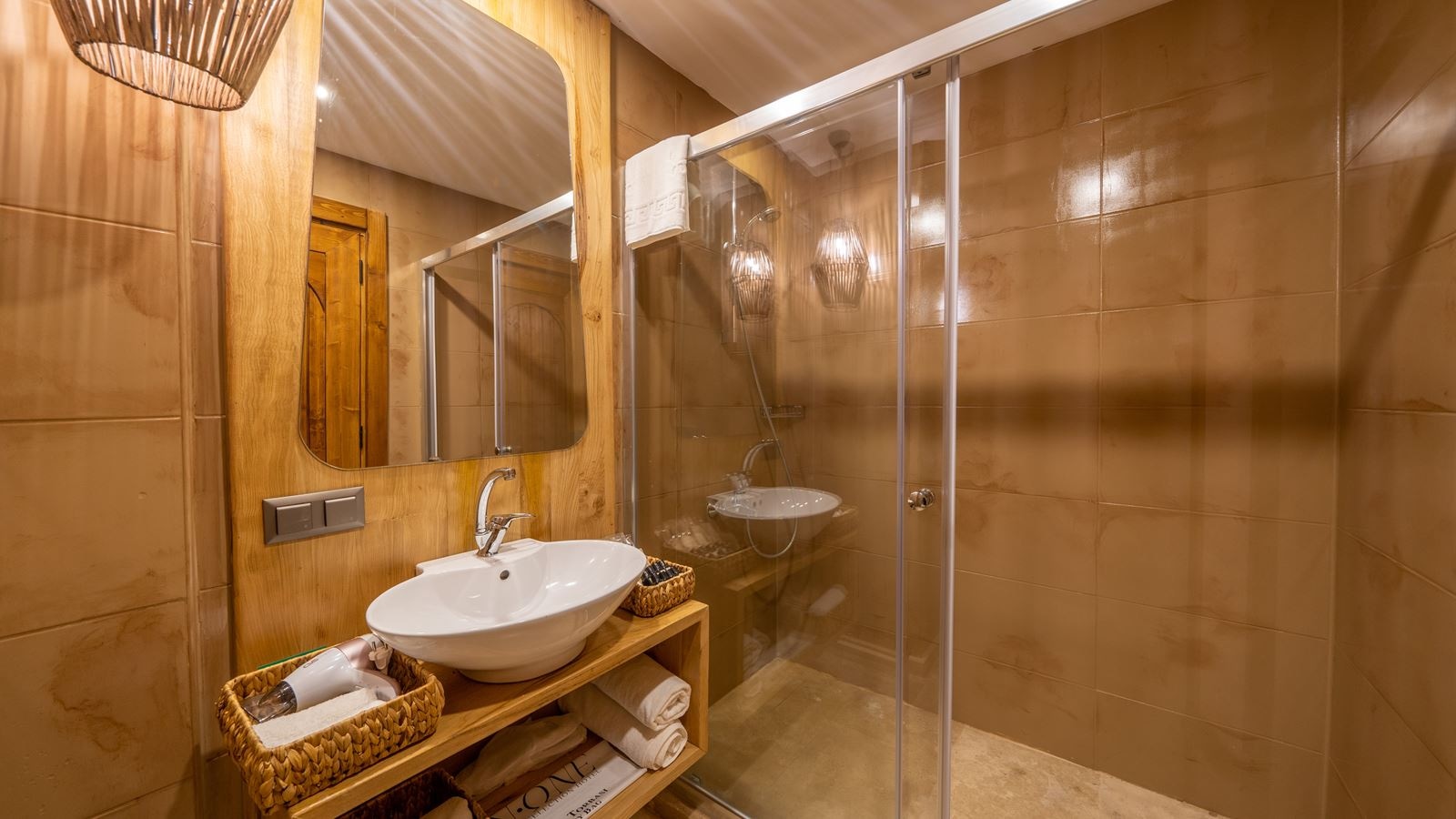 rooms-1-bedroom-suite-with-sea-view