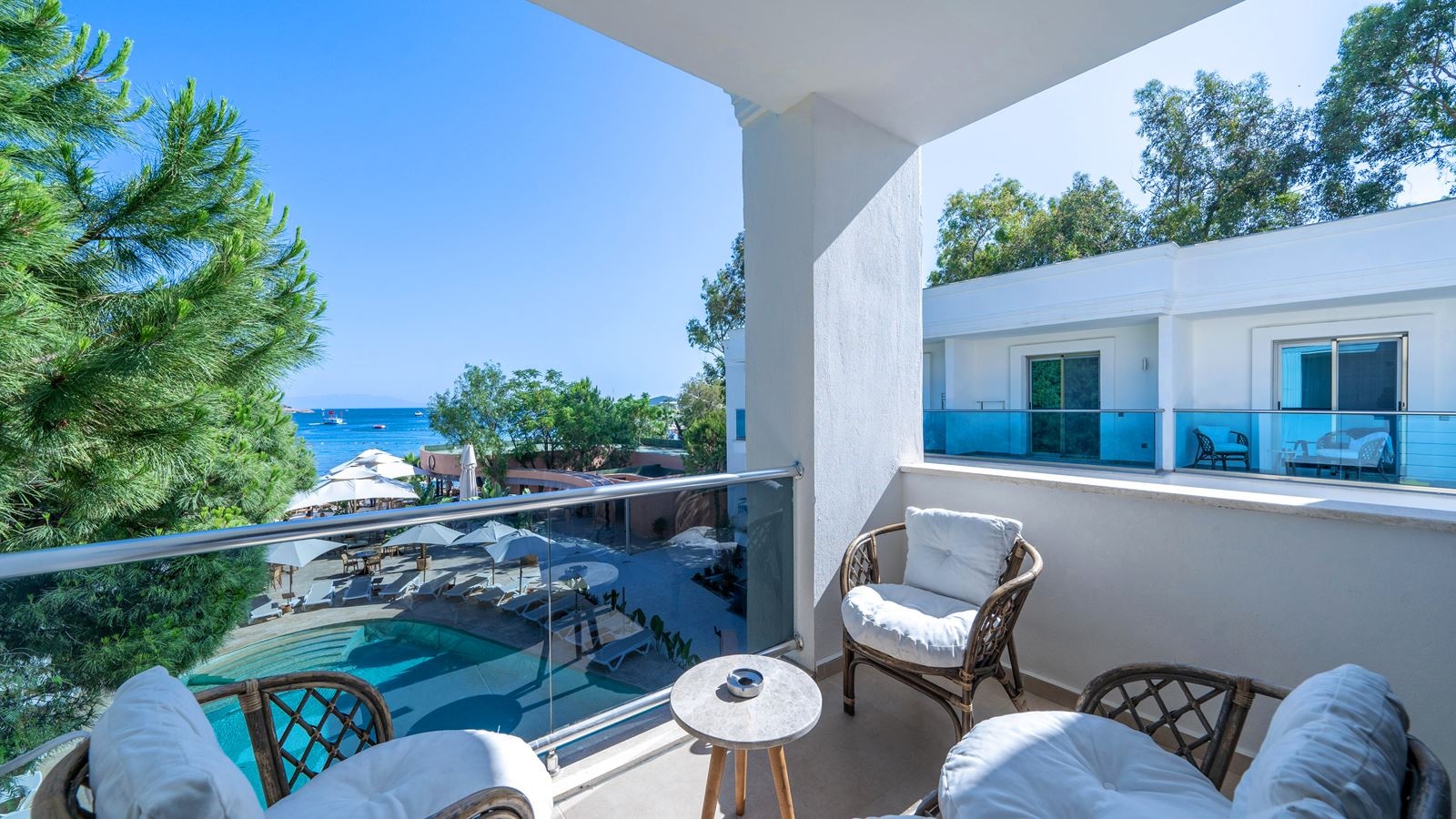 rooms-1-bedroom-suite-with-sea-view