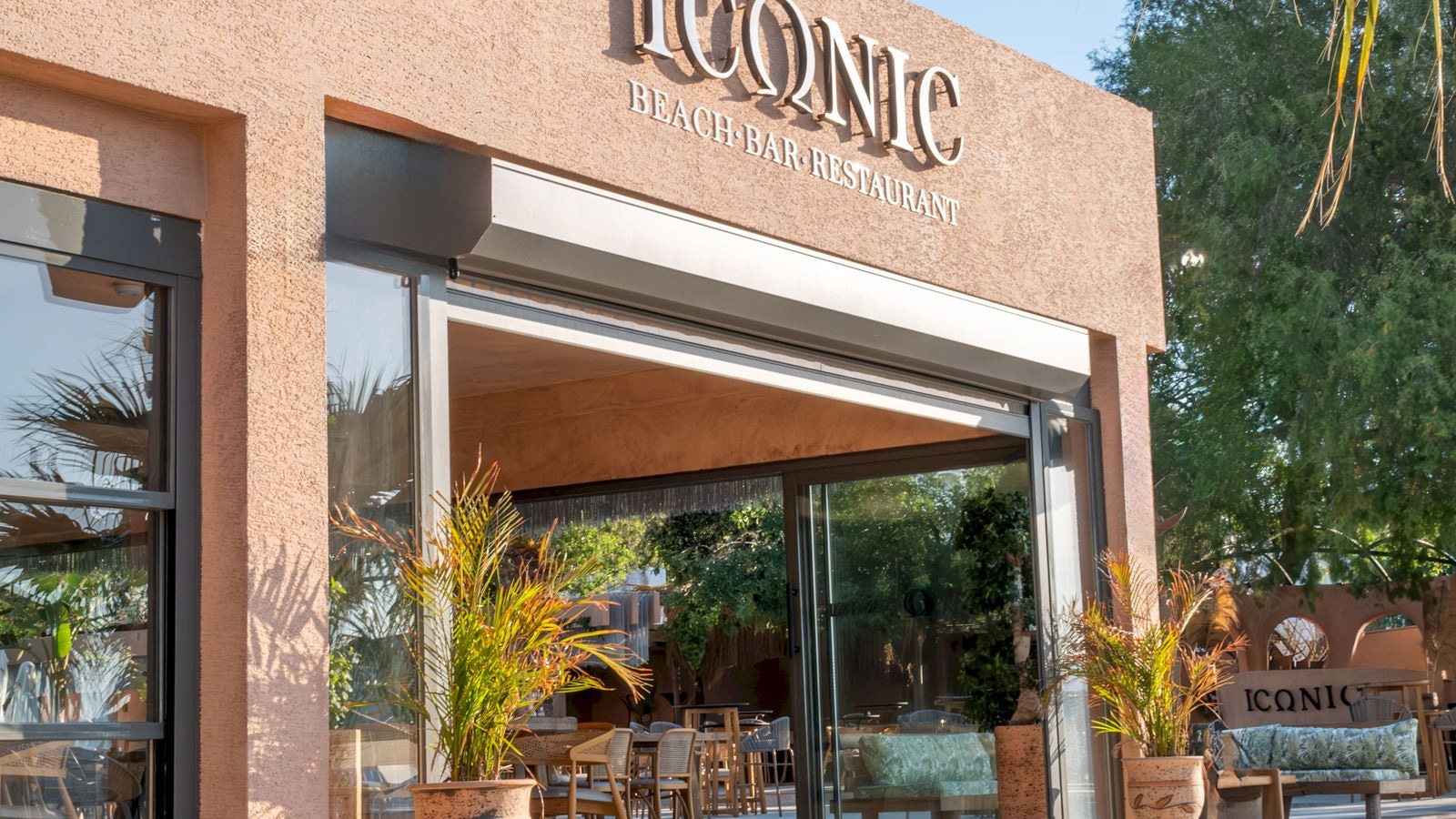 restaurants-iconic-beach-bar--restaurant