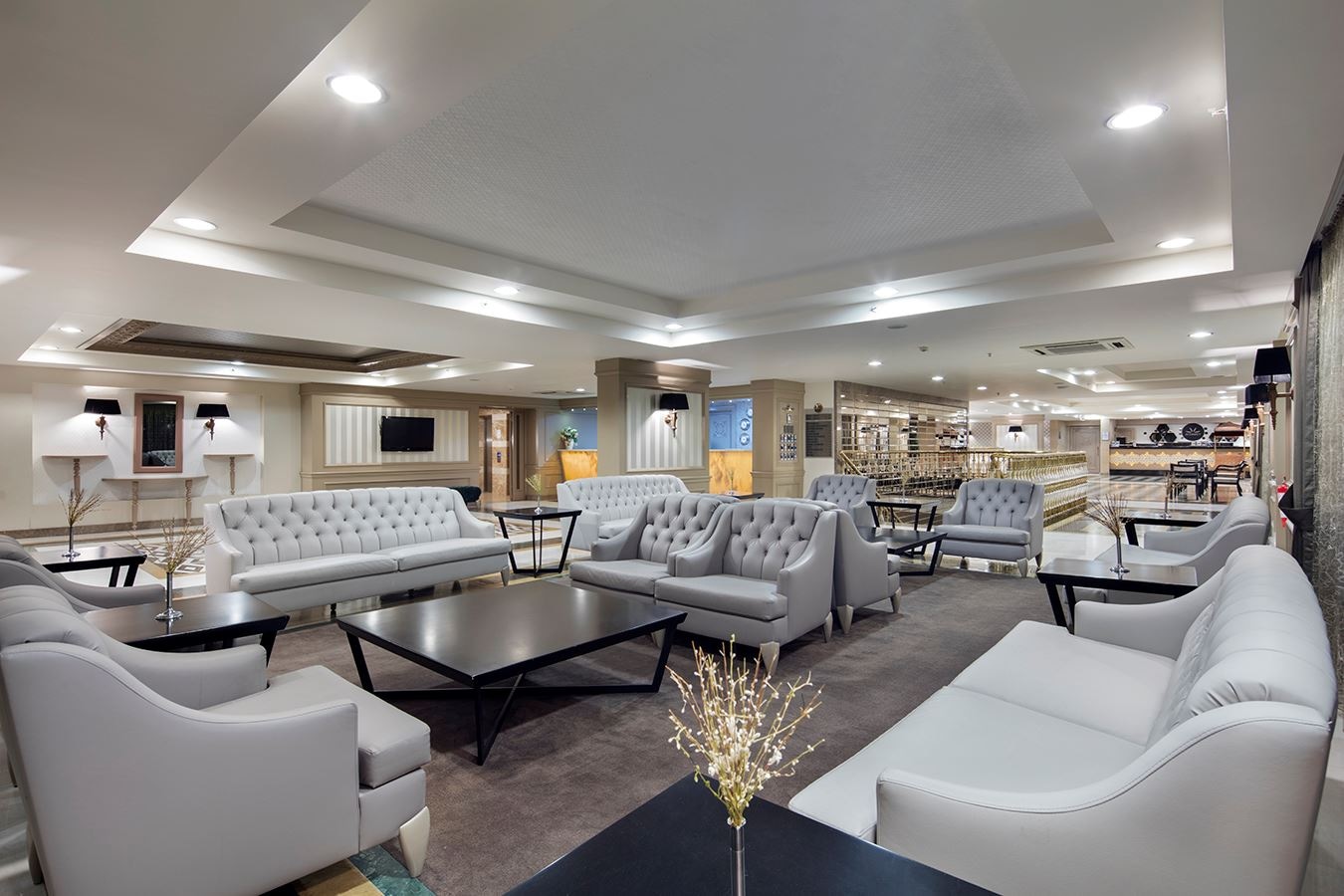 bars-queens-lobby-bar