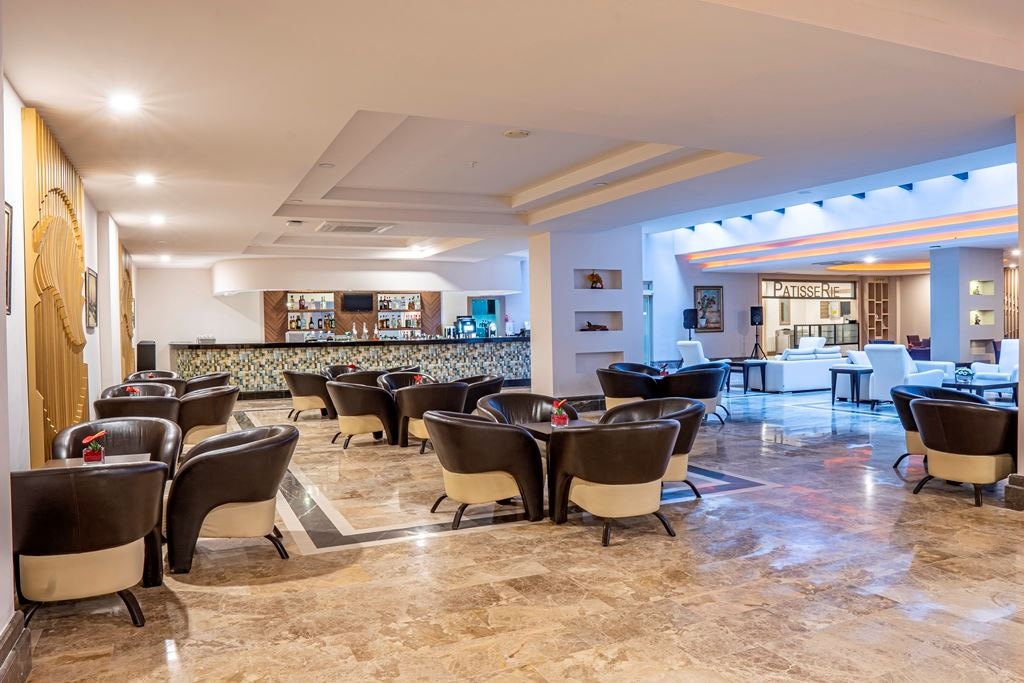 bars-queens-lobby-bar