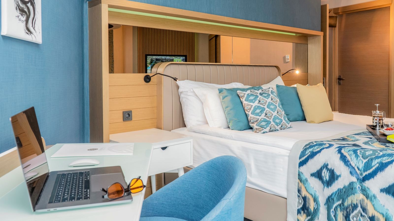 rooms-superior-standard-room-side-sea-view-with-balcony