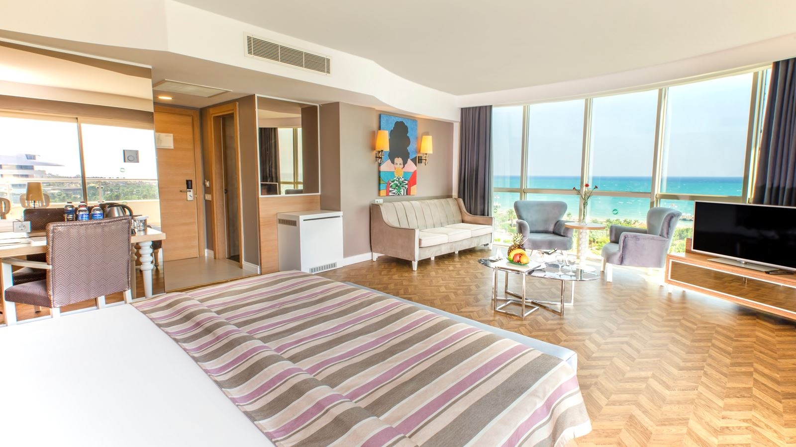 rooms-jacuzzi-suite-room