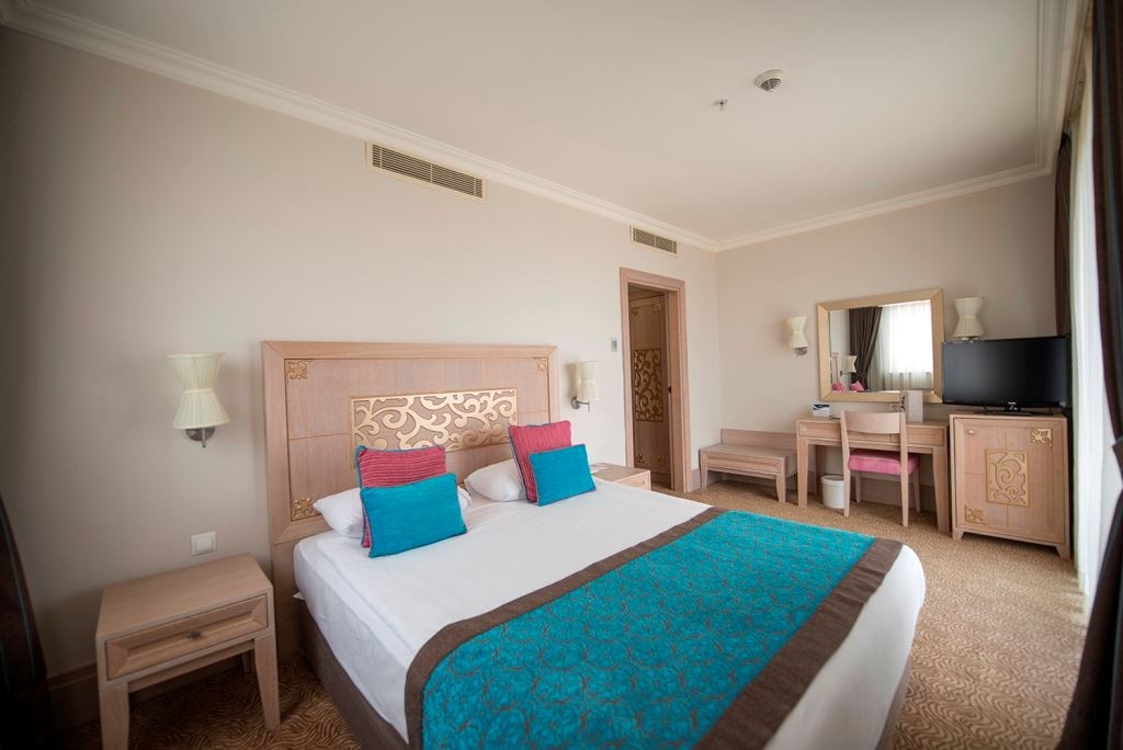 rooms-family-room-land-view-2-bedrooms