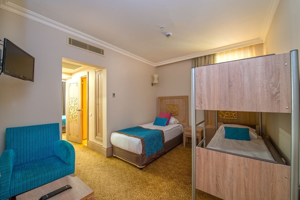 rooms-family-room-land-view-with-bunk-bed