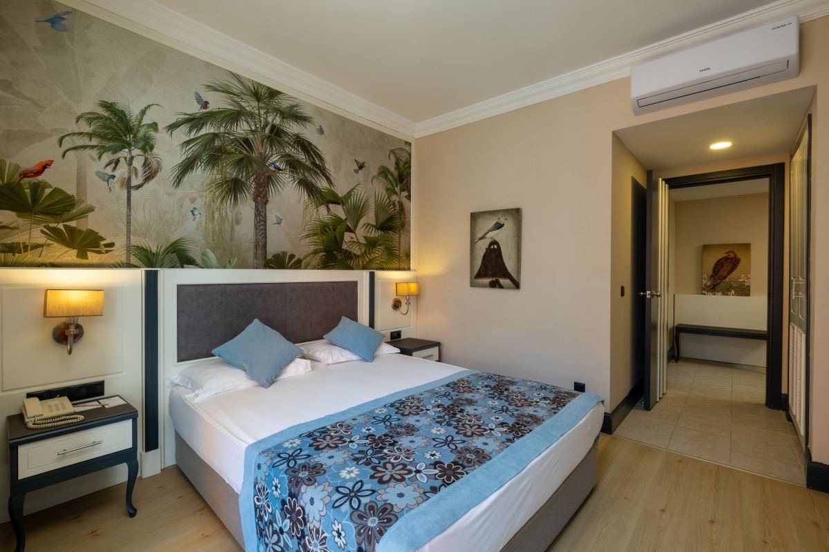 rooms-family-room-land-view