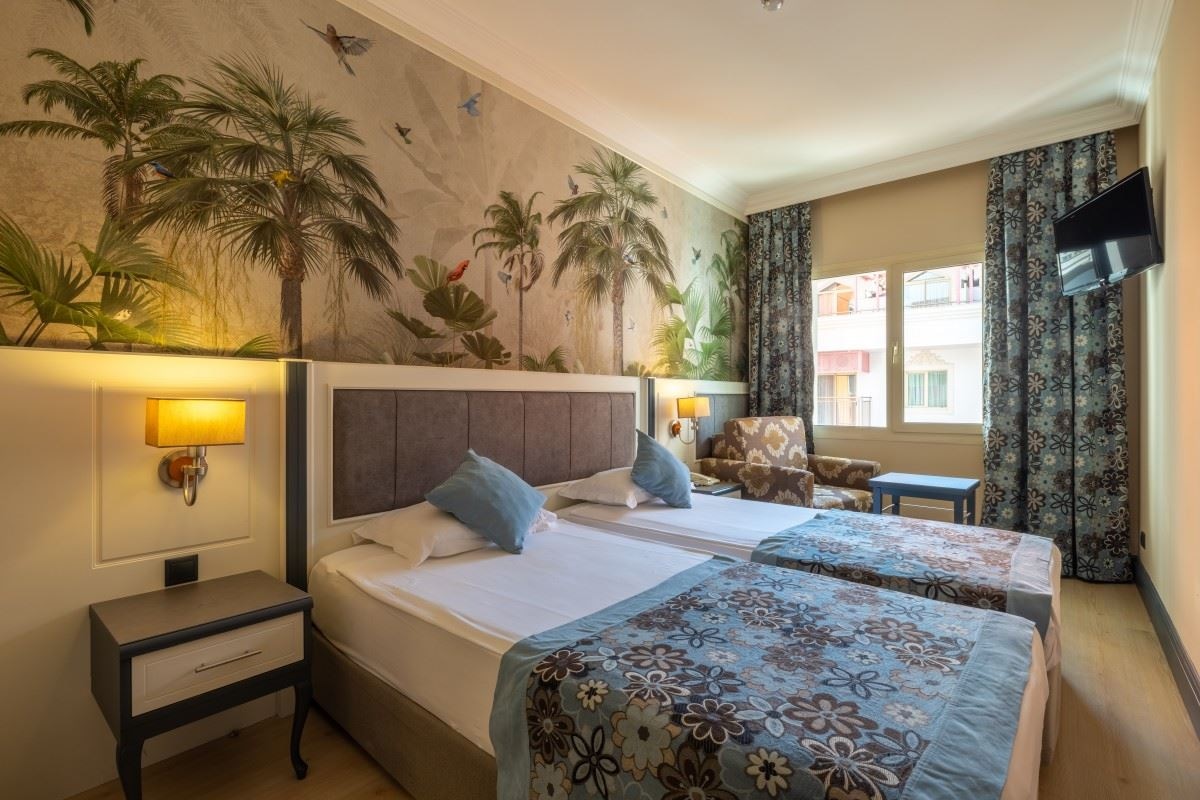 rooms-family-room-land-view