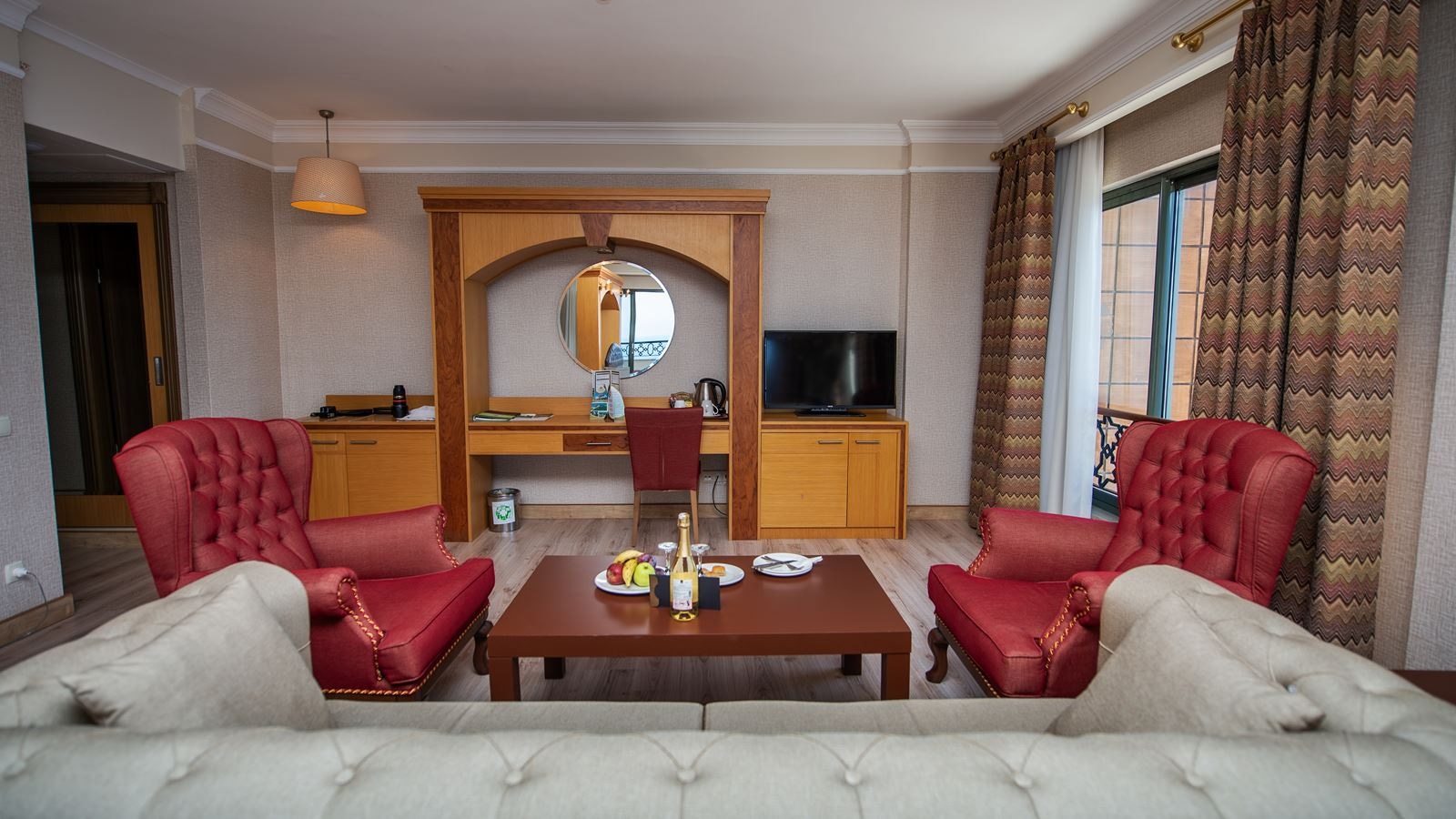 rooms-corner-suite-room