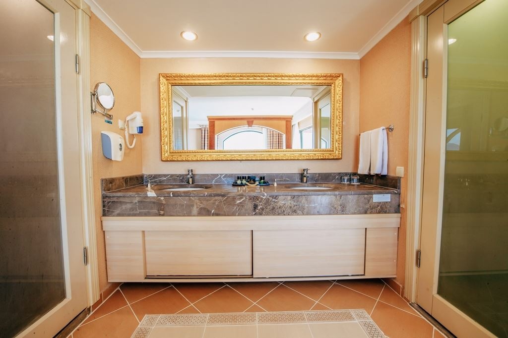 rooms-corner-suite-room