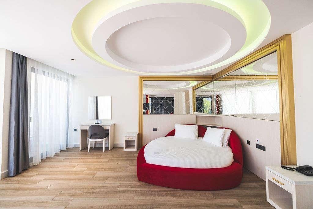 rooms-deluxe-suite-partial-sea-view-room