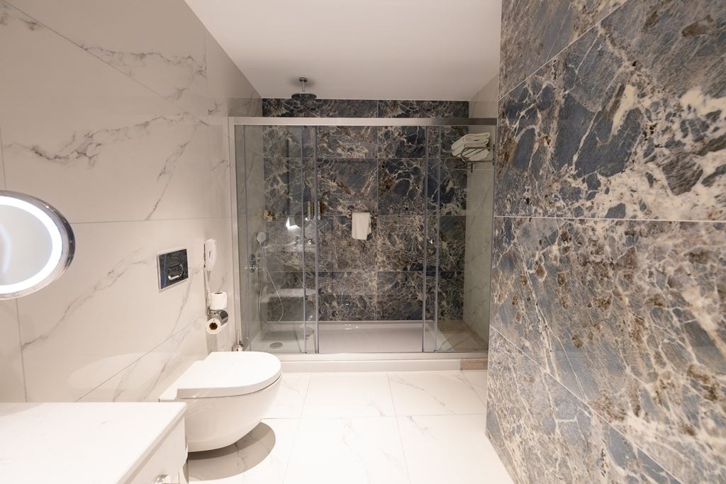 rooms-deluxe-suite-partial-sea-view-room