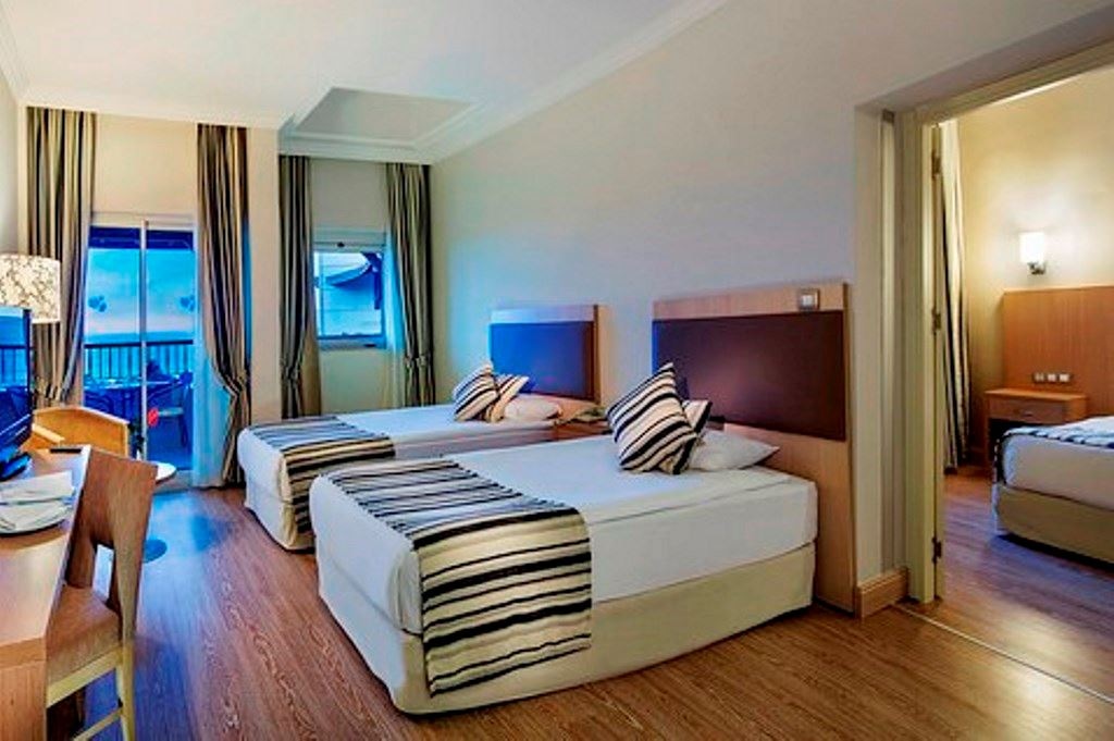 rooms-family-room-land-view