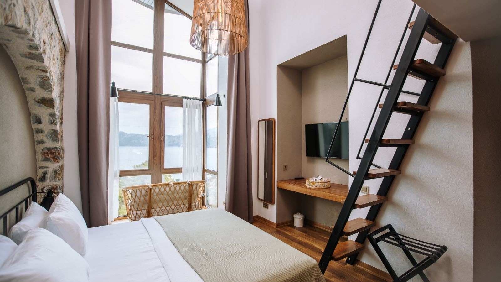 rooms-loft-room-with-bathtub