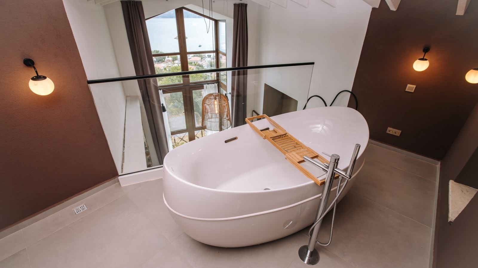 rooms-loft-room-with-bathtub