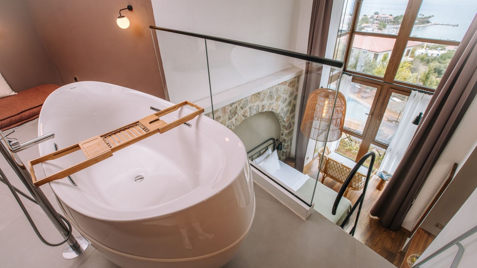 rooms-loft-room-with-bathtub