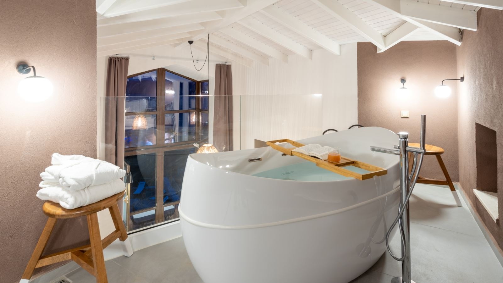 rooms-loft-room-with-bathtub