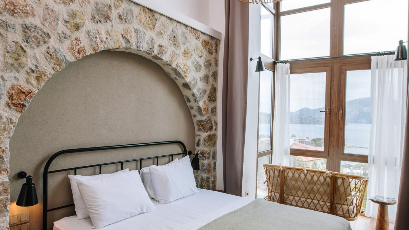 rooms-loft-room-with-bathtub