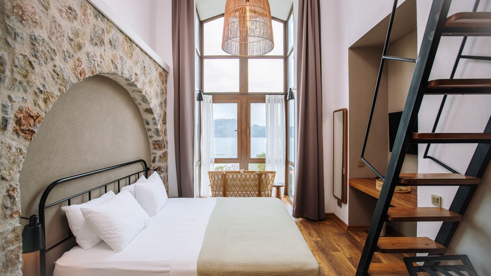 rooms-loft-room-with-bathtub