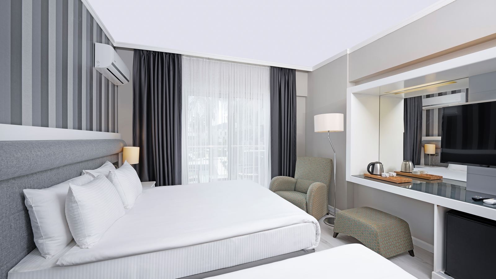 rooms-superior-room-pool-view