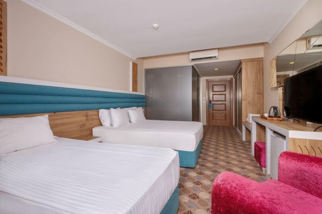 rooms-superior-room-pool-view