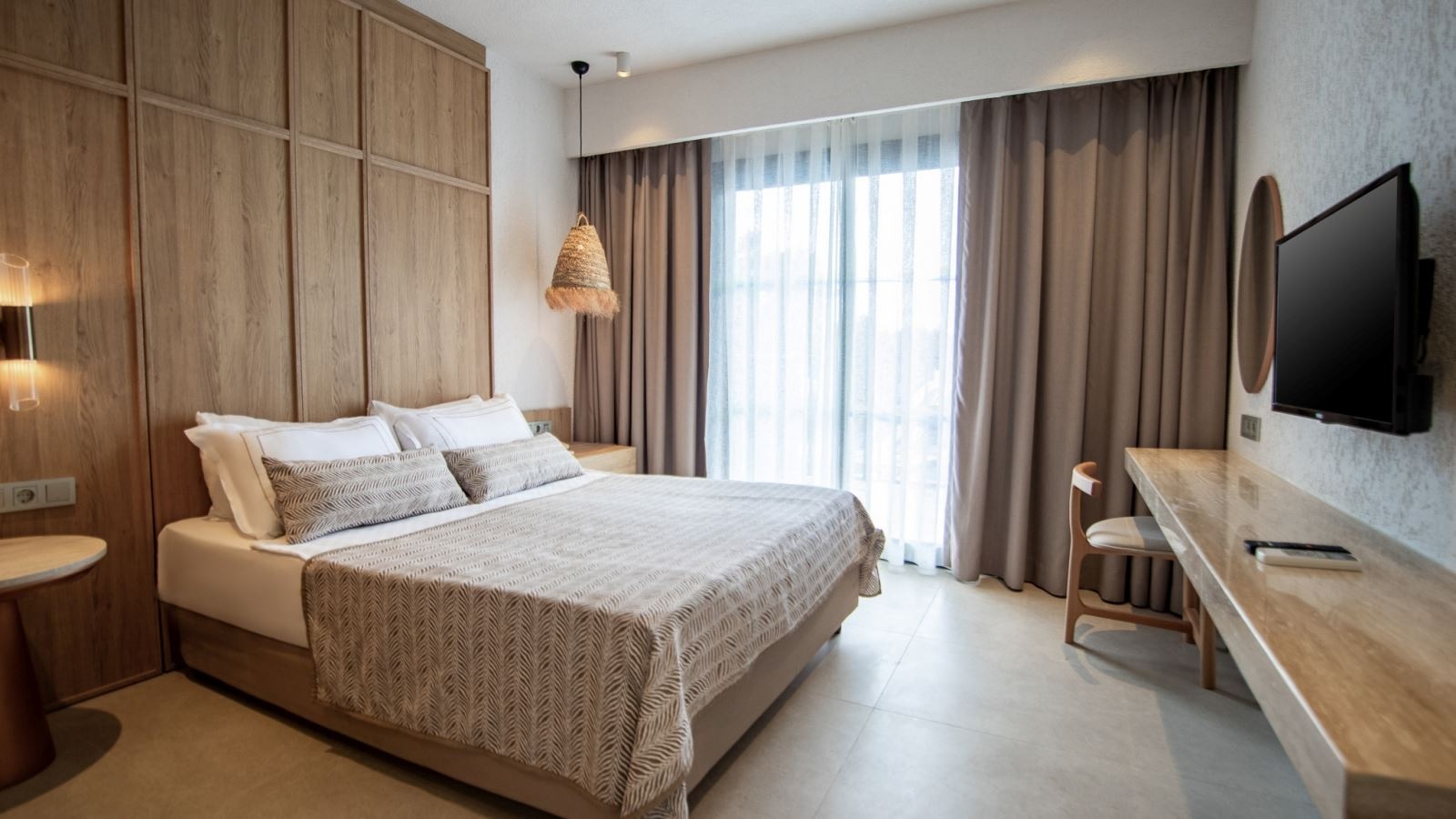 rooms-main-building-family-room