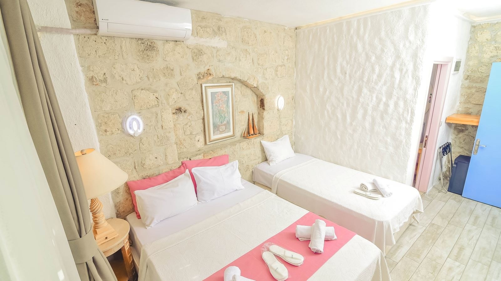 rooms-superior-uc-kisilik-oda-havuz-ve-bahce-manzarali