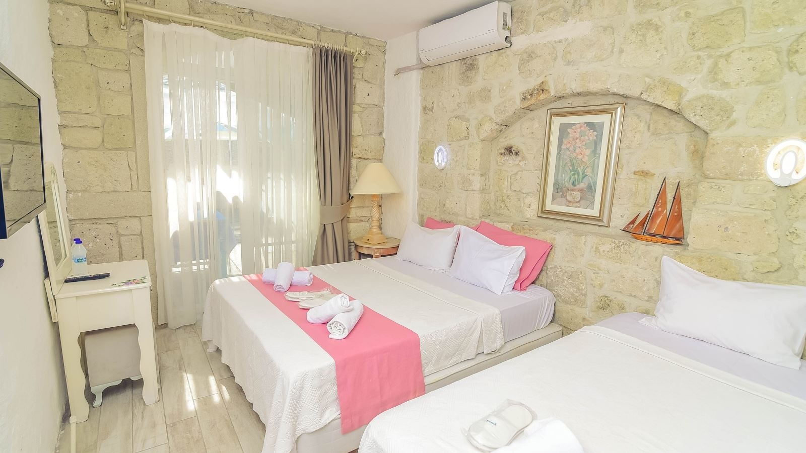 rooms-superior-uc-kisilik-oda-havuz-ve-bahce-manzarali