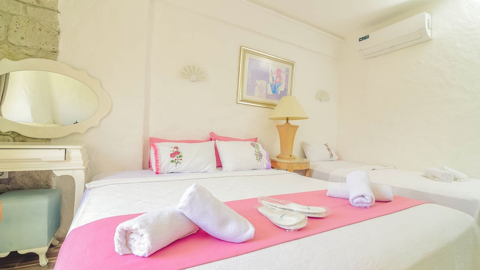 rooms-superior-uc-kisilik-oda-havuz-ve-bahce-manzarali