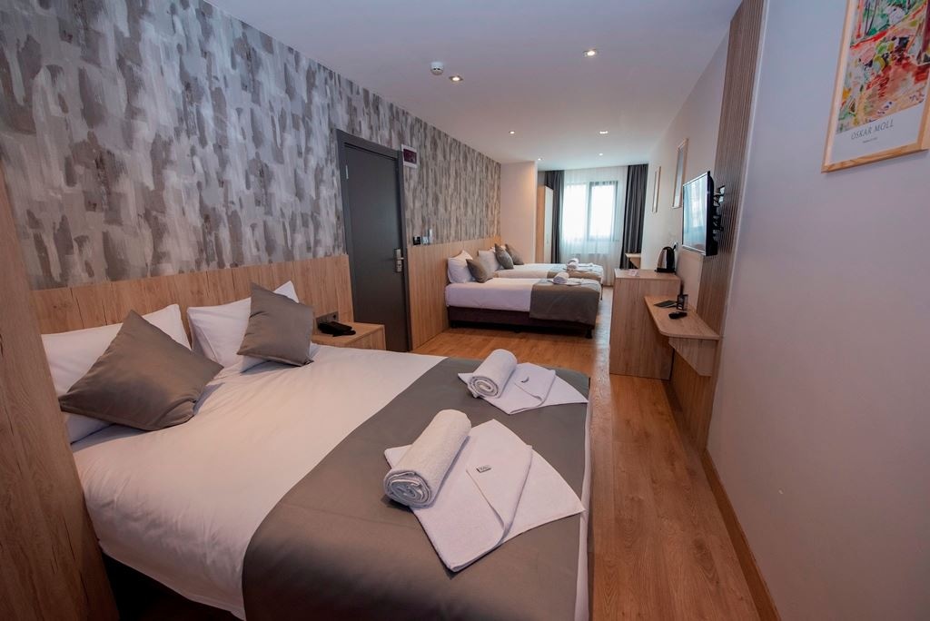 rooms-superior-family-room