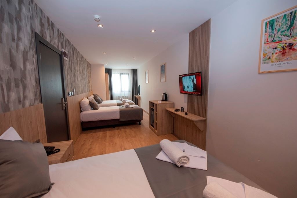 rooms-superior-family-room