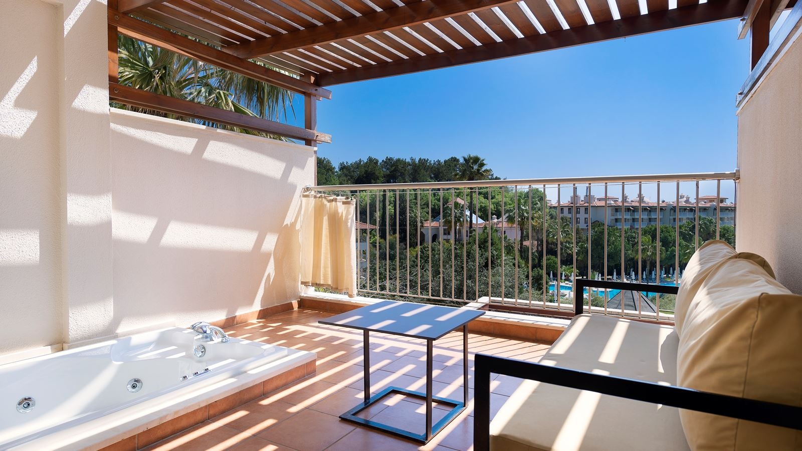 rooms-superior-room-with-jacuzzi-on-balcony