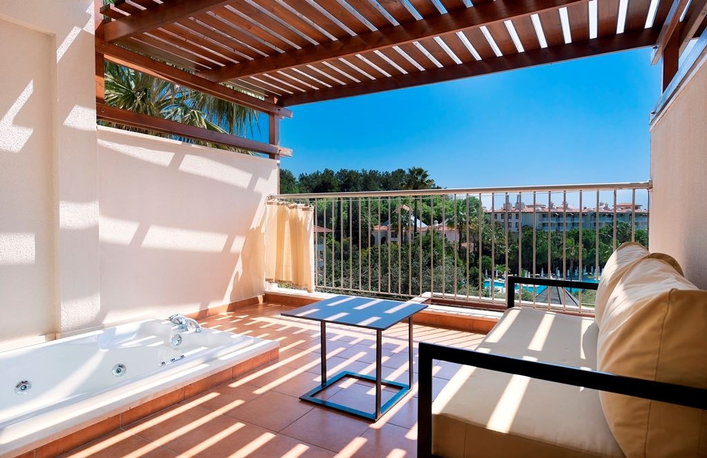 rooms-superior-room-with-jacuzzi-on-balcony