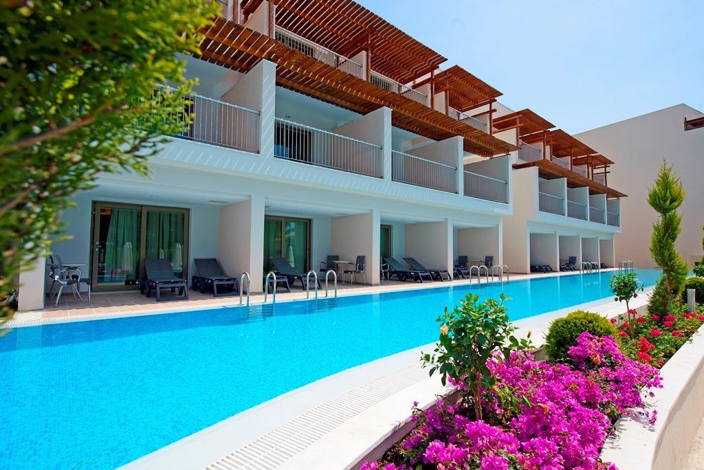 rooms-deluxe-room-swim-up