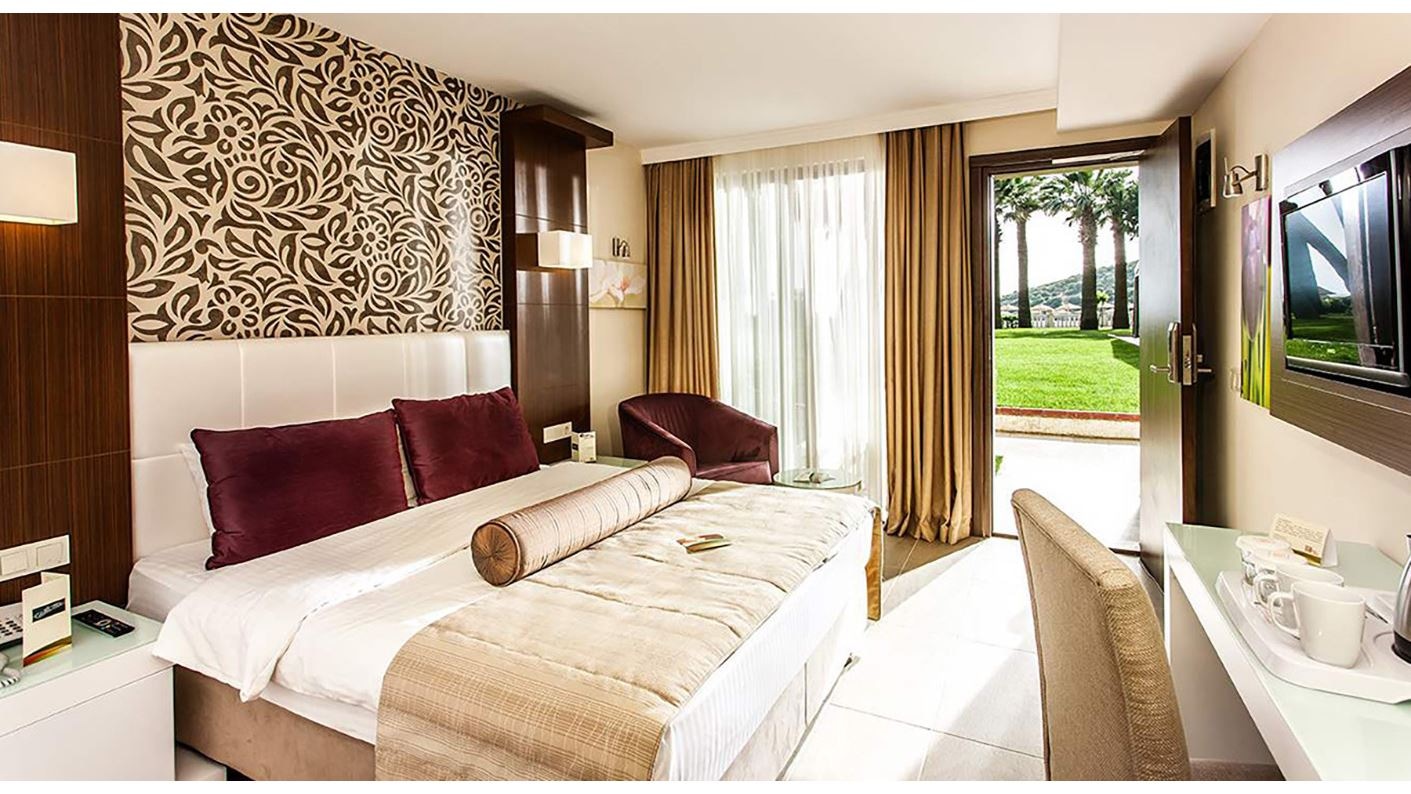 rooms-family-room-land-view