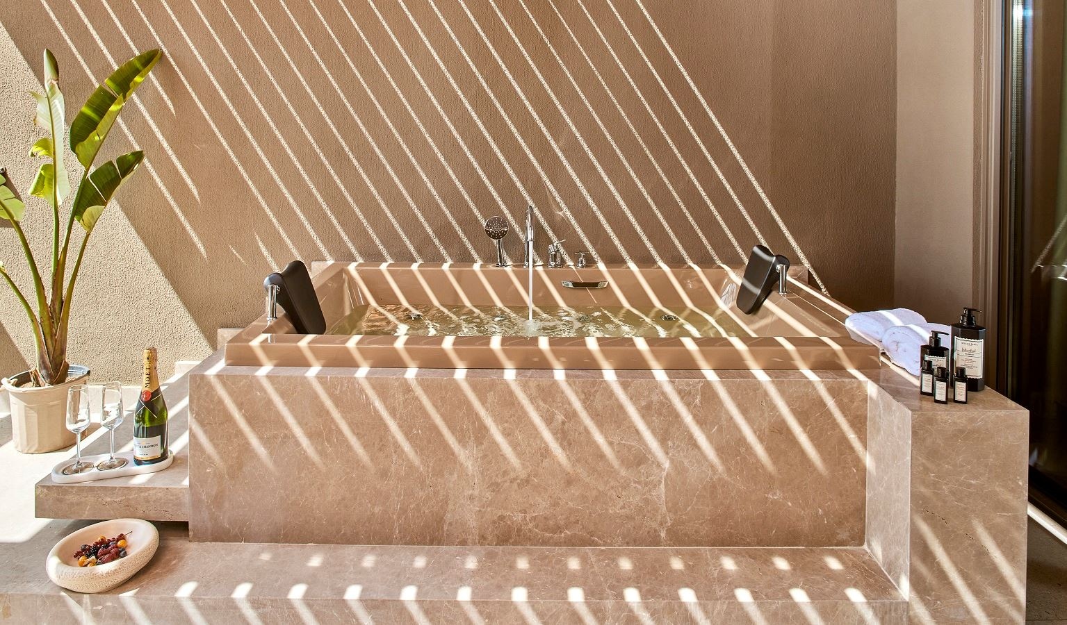 rooms-superior-sea-view-jacuzzi-room