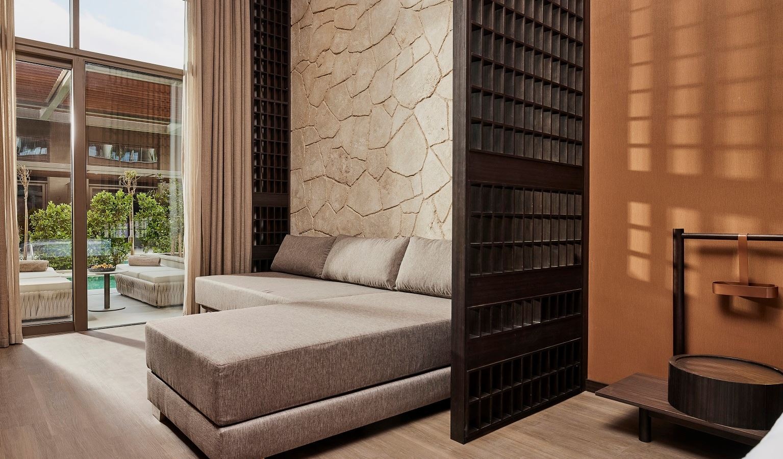 rooms-lagoon-suite-room-garden--pool-view