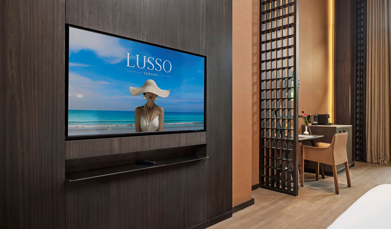 rooms-lagoon-suite-room-garden--pool-view