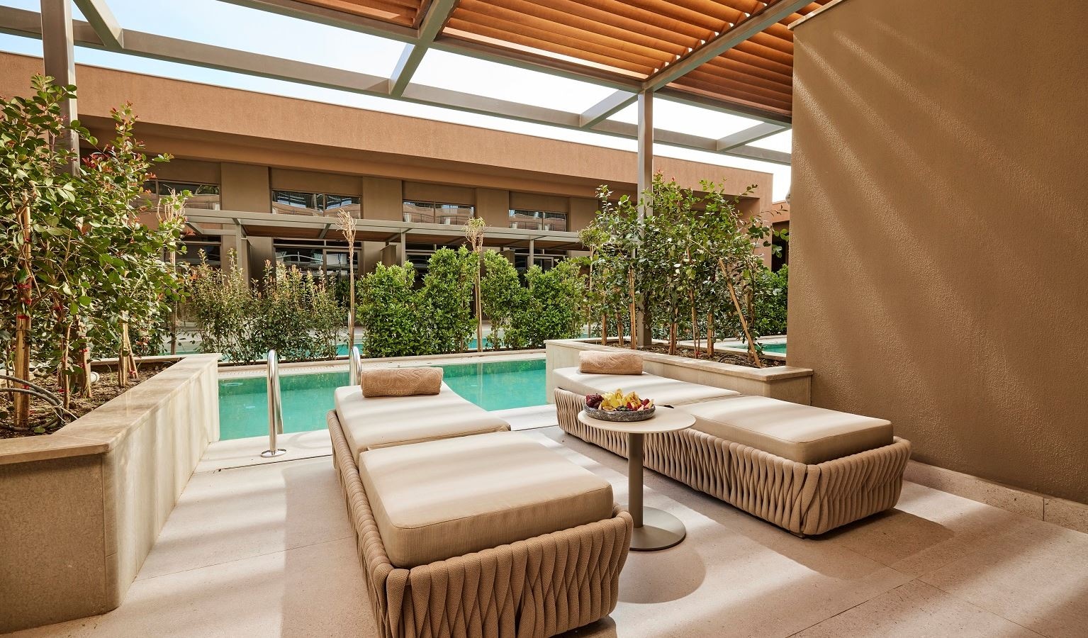 rooms-lagoon-suite-room-garden--pool-view